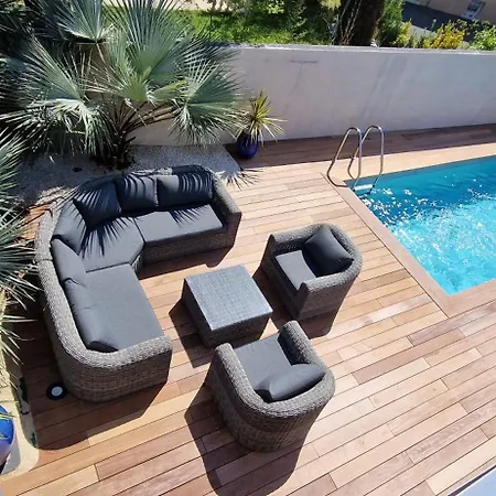 Maison Spacieuse Avec Piscine Proche De La *