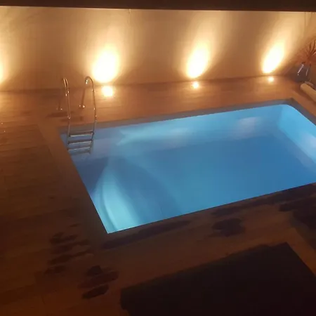 Maison Spacieuse Avec Piscine Proche De La *