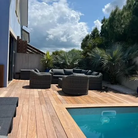 Maison Spacieuse Avec Piscine Proche De La